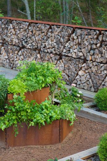Triholdy can be used as a planting pool, space divider, firewood rack or shelf.