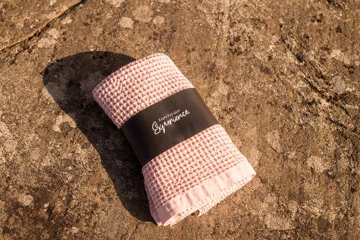 Roze handdoek in wafelstructuur van Kirami FinVision-Experience
