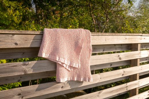Roze handdoek in wafelstructuur van Kirami FinVision-Experience