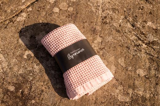 Kirami FinVision Experience waffle towel, rose