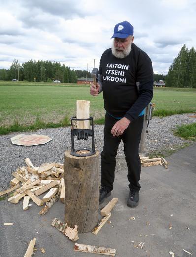 Kindling Cracker sytytyspuiden helppoon halkaisemiseen.