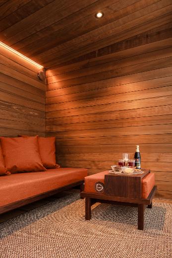 Kirami FinVision® -sohvasetti loungeen, oransseilla päällisillä