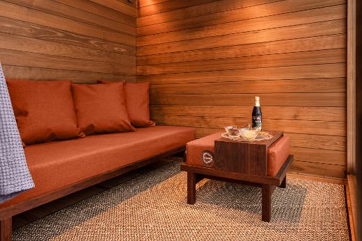 Orange Kirami FinVision® -loungeset Nordic misty, omvat een bank, poef en dienblad.
