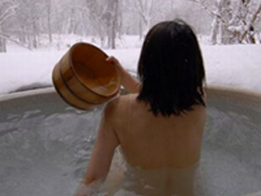 Ist es heiß, finden Sie im kalten Badefass Abkühlung, ist es kalt, wärmt das dampfende Wasser. | Kirami