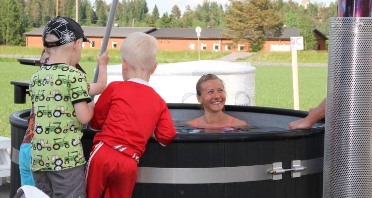 Kirami Oy:n myyntimies Kalle Pakkala himourheilijana pääsi Katrin kanssa testaamaan leikkimielisessä kisassa Sastamalan latuja. Kallen kovasta yrityksestä huolimatta taisi Katri kiitää vauhdilla edellä, kun Kalle vielä ihaili kauniita monojaan.