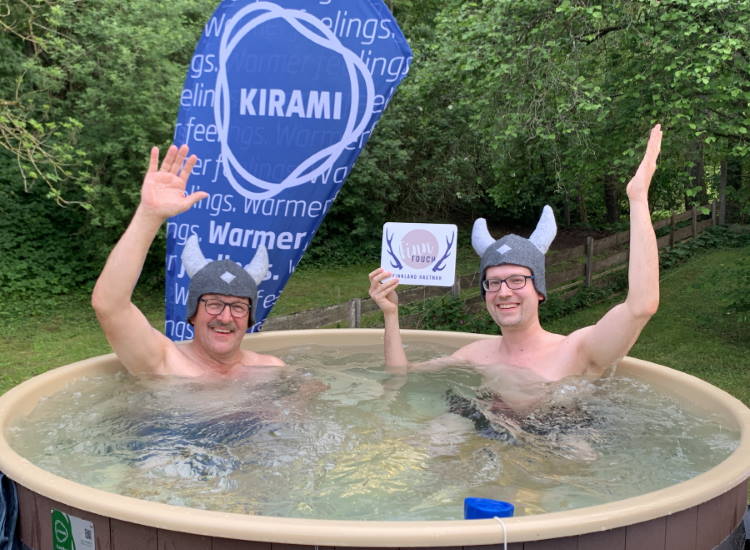 Holzimgarten | Finland-blogger René Schwarz en Kirami-wederverkoper Günther Heizmann tijdens de live-uitzending vanuit de hottub | Kirami