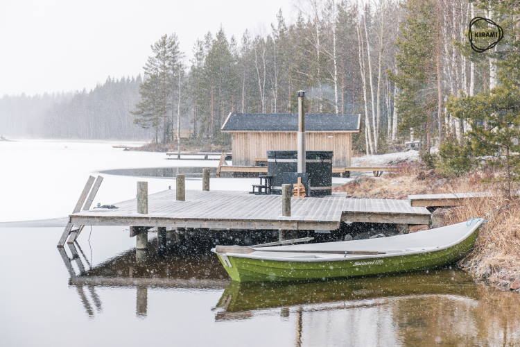 Ville se détend dans son chalet dans le magnifique paysage du lac Finlande | Kirami