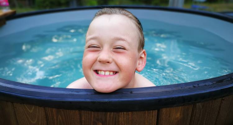 8-jarige spaarde zelf het geld bij elkaar voor een hottub  | Kirami | Warmer feelings