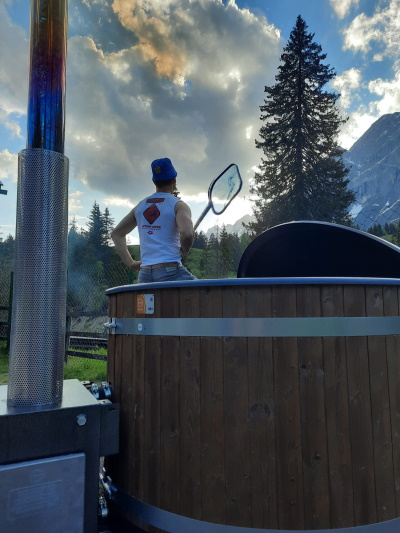 Das Kirami-Badefass immer mit dabei: Relaxen mit Panoramakulisse beim Urlaub in den Alpen | Franken SPA