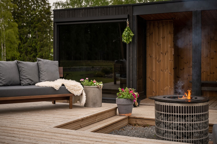 Kirami pihasaunat ja moduulit | European Openin VIP-tilassa on esillä Kirami FinVision® -sauna Nordic misty Harvian Virta Combi -höyrystinkiukaalla.