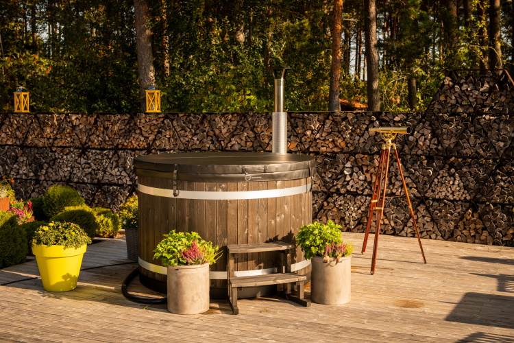 The hot tub is a great compliment to the sauna experience | Kirami