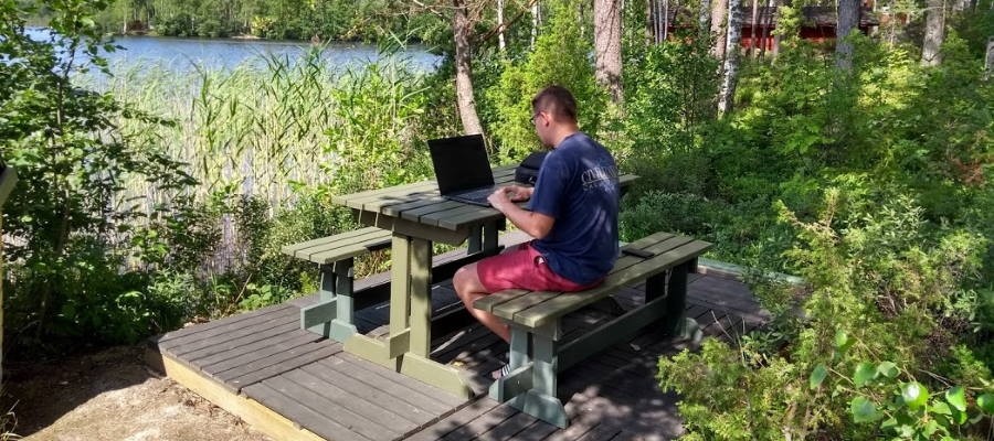Noch mehr als das Homeoffice liebt der Blogger das "Mökki-Office" im finnischen Wald | Kirami