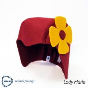 Kirami Tubhat Lady Marie - The bright red bathing hat is adorned with a yellow flower.