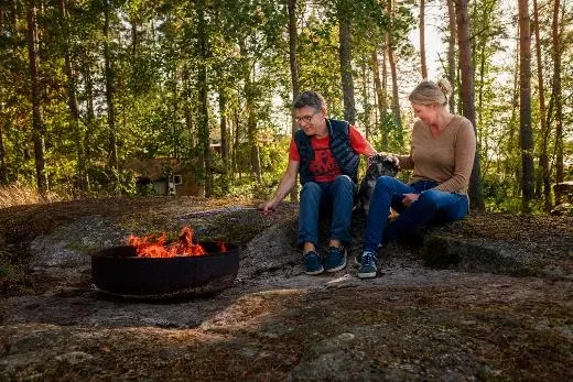 Grillaa makkarat helposti Kirami Outstanding Roasty Boss -padalla