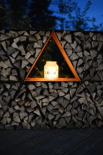 Triholdy tumma ilta, klapiseinää ja lyhty.