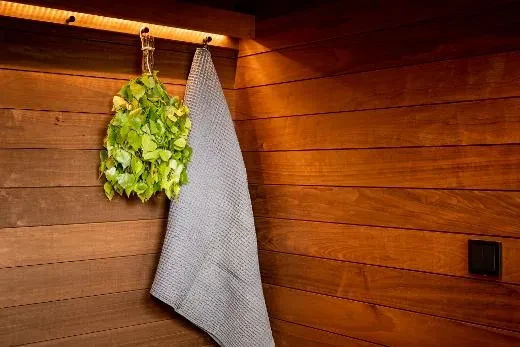 Valaise pukukoppi naulakon led-valoilla | Kirami FinVision®