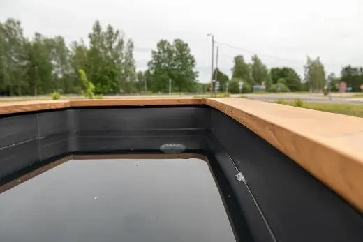 Kylmävesikylpy virkistää ja elävöittää aistit saunan jälkeen.