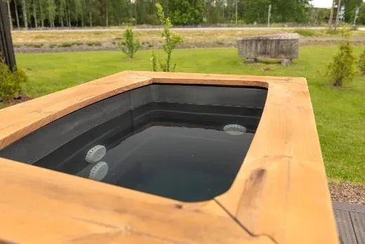 Paljussa rentoutuminen ei ainoastaan tunnu hyvältä – lämpimässä ja kylmässä kylpeminen tarjoaa myös terveyshyötyjä!