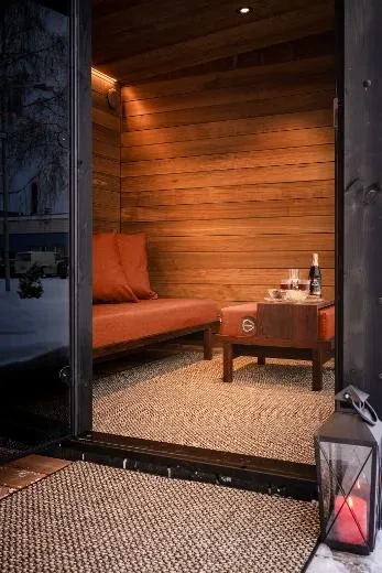 Tunnelmallisia hetkiä Kirami FinVision® -sohvalla ja jalat rahilla