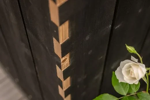 Lämpökäsitelty puu kestää säätä ja aikaa kauniisti.