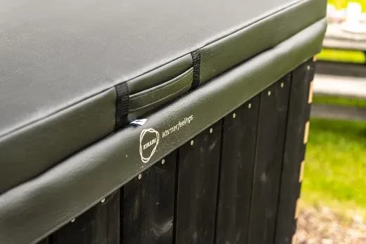 Kirami paljun eristekansi kestää lumikuormaa ja suojaa allasta roskilta.