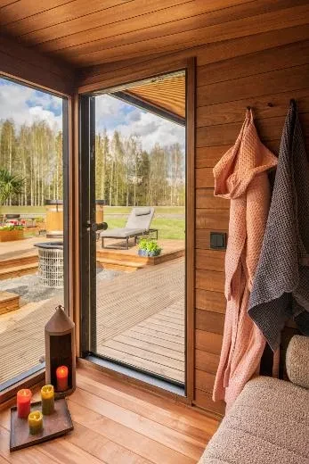 Kirami FinVision® -lounge M Misty - Lounge omalla pihalla.