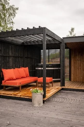 Kirami FinVision® - pergola Misty, somista sohvalla.