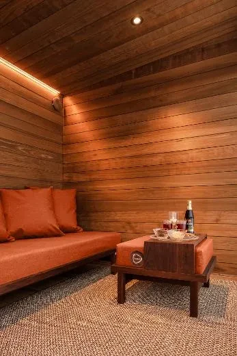 Kirami FinVision® -sohvasetti loungeen, oransseilla päällisillä