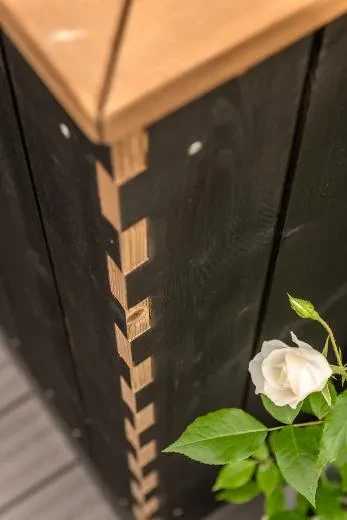 Paljun salvos kulmat korostaa kaunista käsityötä.