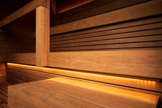 Kirami FinVision® -sauna M Misty - penkit on helppo nostaa ylös puhdistamista varten.