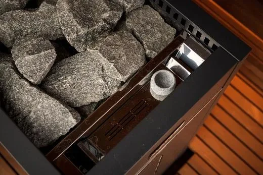 Kirami FinVision® -sauna M Misty, Harvia Virta Combi 10.8 kW - löytyy löylytuoksuille ja -pusseille myös omat paikkansa.