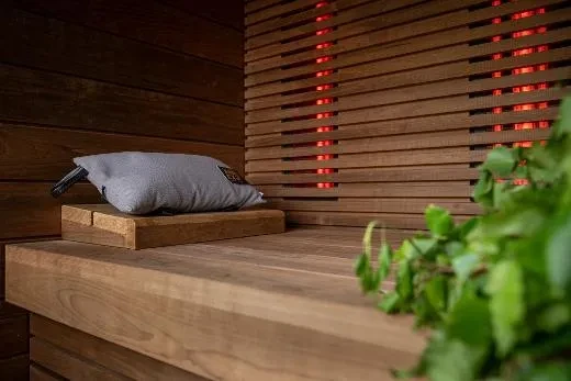 Infrapunasäteilijät huomaamattomasti paneelin takana – Kirami FinVision® -sauna M Misty | Ulkosauna