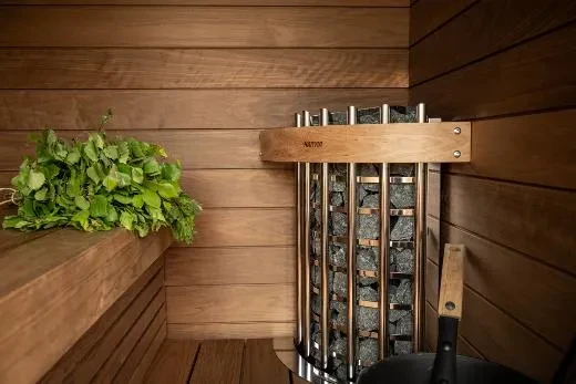 Kirami FinVision® -sauna S Misty – ulkosaunan hiljaisuudessa vihtominen ja lempeät löylyt saavat arjen katoamaan ja mielen rauhoittumaan.