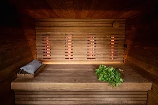 Pehmeä lämpö ja tunnelmallinen valaistus – Kirami FinVision® -sauna M Misty infrapuna-asennuksella | Ulkosauna